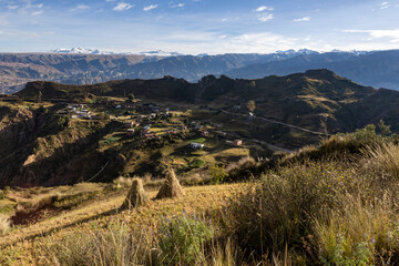 Wall Mural - View from the impressive landmark Muela del Diablo down into the valley with the highest capital and vibrant city La Paz and El Alto in Bolivia