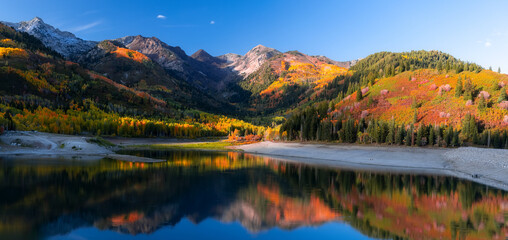 Scenic landscape of Silver lake reservoir in Utah, Wasatch mountain range, in evening sunlight .