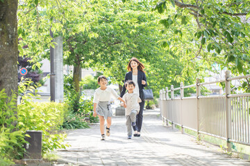 Wall Mural - 歩道を笑顔で歩く子供　child walking on sidewalk