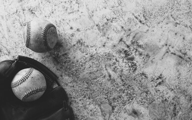 Canvas Print - Old vintage texture background flat lay of baseball balls with glove in black and white.