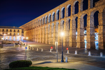 Wall Mural - Aqueduct of Segovia at night - Segovia, Spain