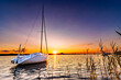 łódka na jeziorze o zachodzie słońca
