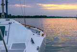 Fototapeta Na sufit - łódka na jeziorze o zachodzie słońca