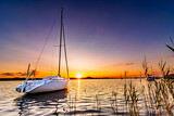 Fototapeta Na sufit - łódka na jeziorze o zachodzie słońca