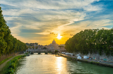 Canvas Print - St. Peter's basilica at sunset in Rome, Italy