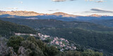 Fototapeta  - panorama sur la montagne Corse, dans la région des Aiguilles de Bavella. Petits villages isolés entourés par le maquis. Corse du Sud - France