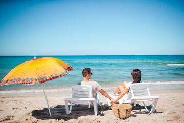 Poster - Young couple on white beach during summer vacation