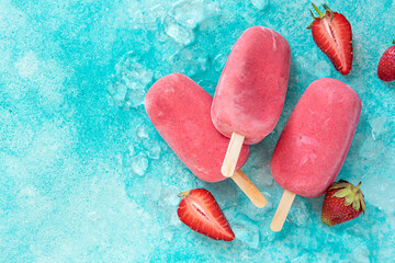 Wall Mural - creamy strawberry popsicles