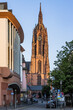Frankfurt am Main Kaiserdom St. Bartholomäus Blick von der Domstraße auf den Domplatz und den Kirchturm