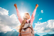 © TaniaC. - Vista trasera de niña con mochila escolar feliz y emocionada con los brazos levantados celebrando la vuelta a la escuela. Concepto de educación y vuelta al colegio.