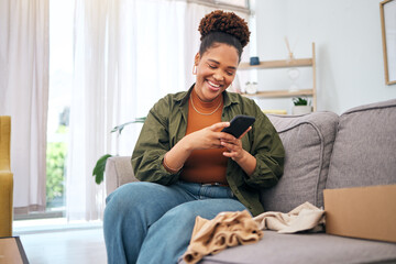 Aufkleber - Online shopping, delivery and black woman with phone on sofa happy with package or product at home. Ecommerce, smile and African lady with smartphone for customer experience, survey or app in house