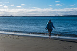 Fototapeta Desenie - Mujer en playa