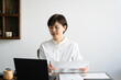 © arc image gallery - デスクワークをする日本人女性