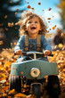 fröhlicher Junge im Blechauto im Herbst