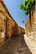 Jedna z wąskich kamiennych uliczek w Monsaraz, Portugalia. 