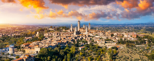 Wall Mural - Town of San Gimignano, Tuscany, Italy with its famous medieval towers. Aerial view of the medieval village of San Gimignano, a Unesco World Heritage Site. Italy, Tuscany, Val d'Elsa.