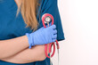 Kobieta lekarz trzymająca stetoskop ubrana w medyczny i uniform