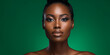 canvas print picture - Hübsche Afroamerikanische Frau Gesicht auf grünen Hintergrund Nahaufnahme, ai generativ