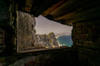 Skała gibraltarska, szczyt skały z widokiem na brzeg od strony morza Alborańskiego. 
