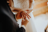 Fototapeta Natura - Hochzeit - Brautpaar steckt sich Ring an 