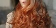 © www.freund-foto.de - Coloriertes Haar in orangenen rot Tönen mit strähnen und wellen für Perücken und Haar Färbemittel Nahaufnahme, ai generativ