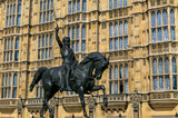Fototapeta Londyn - Statue of King Richard the Lionheart in front of Westminster Palace in London