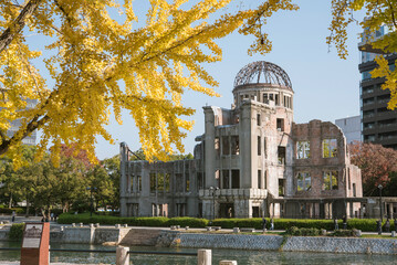 Wall Mural - 原爆ドームと黄葉したイチョウの葉　秋の広島平和記念公園　Atomic Bomb Dome and autumn yellow ginkgo leaves in Hiroshima