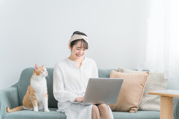 Poster - 家で猫と一緒にテレワーク・リモートワークする女性
