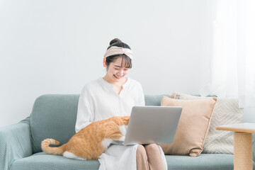 Sticker - 家で猫と一緒にテレワーク・リモートワークする女性（パソコン・スマホ）
