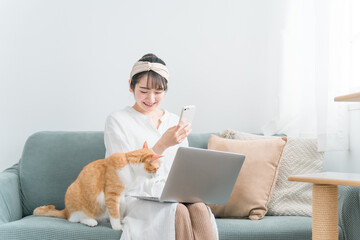 Sticker - 家で猫と一緒にテレワーク・リモートワークする女性（パソコン・スマホ）
