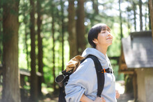 森林の中を歩く日本人女性