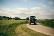 © Ricardo - tractor conduciendo por camino asfaltado