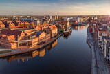 Fototapeta Miasto - Gdansk Stare Miasto z lotu ptaka. Gdansk Old City. Widok na Motlawe przy pieknym zachodzie slonca. Lipiec 2023