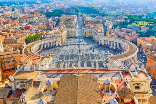 Wall Mural -  - Famous Saint Peter's Square in Vatican and aerial view of the Rome city during sunny day.