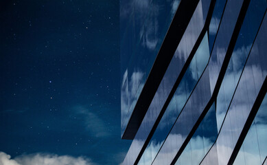 fotografía de arquitectura mezclada con los reflejos de los cielos, textura de nubes y composiciones