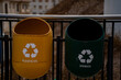 © Yaritza - Botes de reciclaje en la ciudad