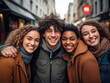 © garpinina - Gruppo multirazziale di amici che si divertono insieme all'aperto sulla strada della città- Giovani allegri che camminano abbracciati fuori- Concetto di stile di vita Next gen z-Studente sorridente ch