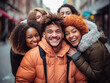© garpinina - Gruppo multirazziale di amici che si divertono insieme all'aperto sulla strada della città- Giovani allegri che camminano abbracciati fuori- Concetto di stile di vita Next gen z-Studente sorridente ch