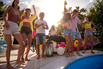 Canvas Print - Group of  friends having fun at pool party