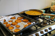 © Capturas E - Meal preparation of chickpea curry alongside oven-roasted sweet potatoes, a harmonious blend of flavors
