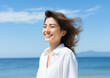 © azure - 空を背景に微笑むアジア人の女性