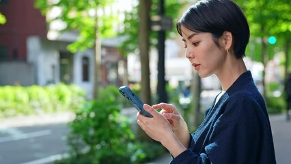 Poster - 街中でスマホを使う女性