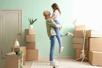 Canvas Print - Happy young couple in room on moving day