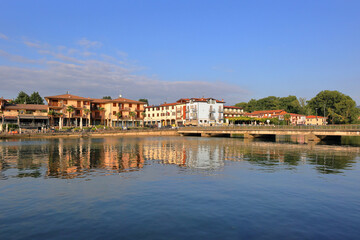 Wall Mural - LAGO D'ISEO CON PONTE E RIFLESSI SULL'ACQUA DI EDIFICI, LAKE ISEO WITH BRIDGE AND REFLECTIONS OF BUILDINGS ON THE WATER