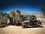 Fototapeta Londyn - Old rusty car on a desert - route 66