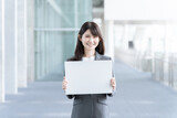 Fototapeta  - メッセージボードを持つビジネス女性