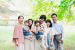 © maroke - 笑顔の3世代家族集合写真