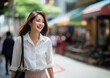 街中を歩きランチに向かう笑顔のアジア人女性