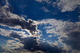 Fototapeta Niebo - Popołudniowe letnie niebo z chmurami i słońcem 