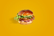 Delicious Burger With Sliced ​​roast Beef Or Pastrami With Lettuce, Tomato, Gherkin And Mayonnaise. Advertising For A Restaurant. The Image Is In Full Focus, Front To Back. Clipping Path.